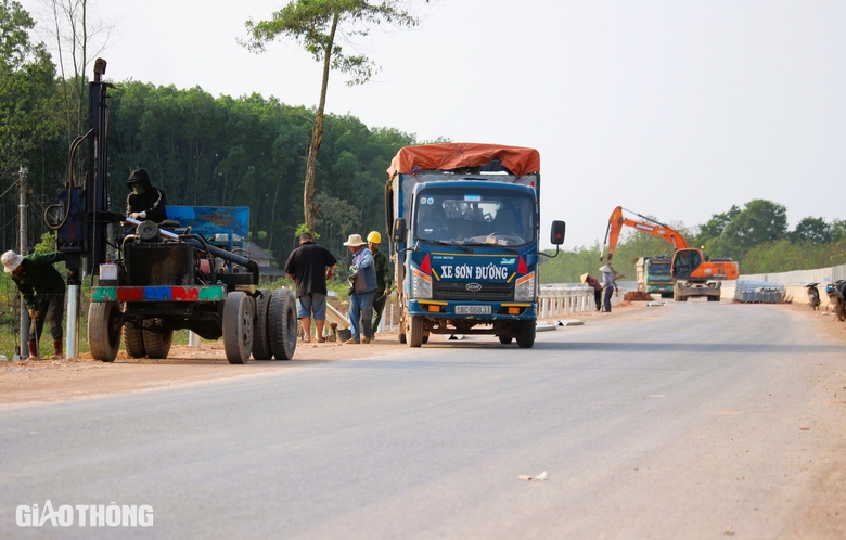 Tất bật lắp hộ lan cao tốc Vạn Ninh - Cam Lộ, nỗ lực th&ocirc;ng tuyến ng&agrave;y 30/6- Ảnh 3.