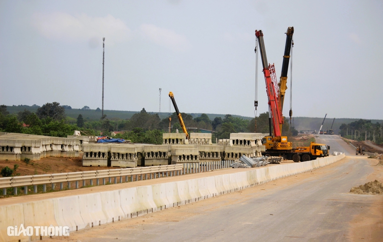 Tất bật lắp hộ lan cao tốc Vạn Ninh - Cam Lộ, nỗ lực th&ocirc;ng tuyến ng&agrave;y 30/6- Ảnh 4.