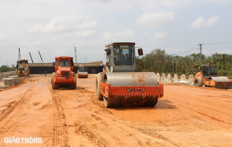 Tất bật lắp hộ lan cao tốc Vạn Ninh - Cam Lộ, nỗ lực th&ocirc;ng tuyến ng&agrave;y 30/6- Ảnh 5.