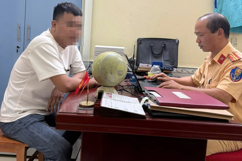 Lời khai bất ngờ của người đ&agrave;n &ocirc;ng để b&eacute; g&aacute;i l&aacute;i &ocirc; t&ocirc; 50 - 60km/h- Ảnh 1.