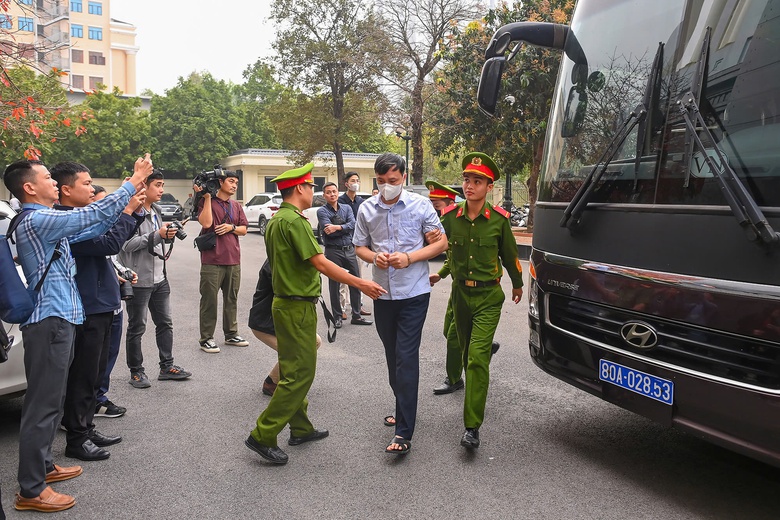 Cựu Chủ tịch FLC Trịnh Văn Quyết vắng mặt, xin ho&atilde;n x&eacute;t xử v&igrave; nằm viện, thở oxy- Ảnh 3.