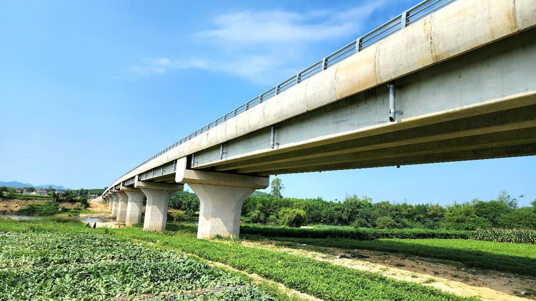 Cận cảnh cầu 150 tỷ ở Quảng Ng&atilde;i sắp đưa v&agrave;o khai th&aacute;c- Ảnh 10.