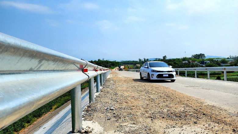 Cận cảnh cầu 150 tỷ ở Quảng Ng&atilde;i sắp đưa v&agrave;o khai th&aacute;c- Ảnh 9.