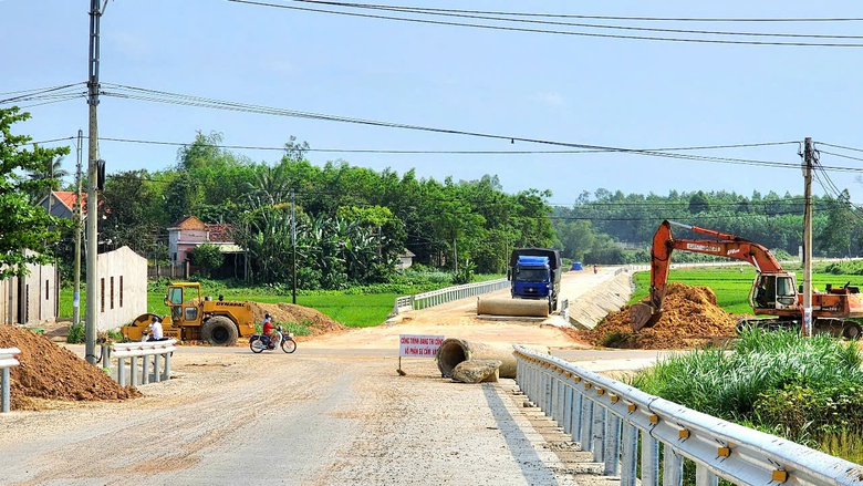 Cận cảnh cầu 150 tỷ ở Quảng Ng&atilde;i sắp đưa v&agrave;o khai th&aacute;c- Ảnh 8.