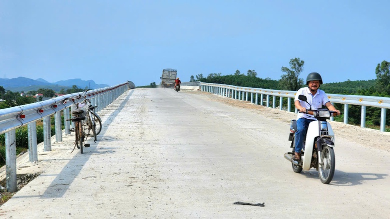 Cận cảnh cầu 150 tỷ ở Quảng Ng&atilde;i sắp đưa v&agrave;o khai th&aacute;c- Ảnh 3.