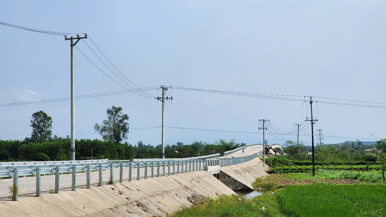 Cận cảnh cầu 150 tỷ ở Quảng Ng&atilde;i sắp đưa v&agrave;o khai th&aacute;c- Ảnh 11.