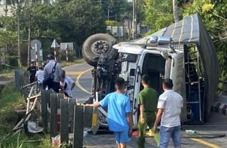 Xe tải bị lật chắn ngang đường l&agrave;m hư hỏng th&agrave;nh cầu.