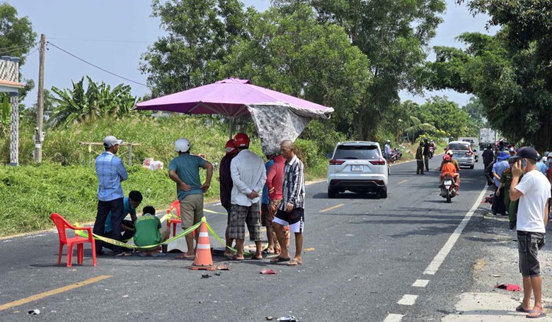 Hiện trường vụ tai nạn khiến người đ&agrave;n &ocirc;ng tử vong tại chỗ.