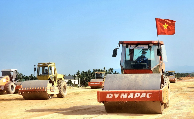 Đất đắp dồi d&agrave;o, nh&agrave; thầu tăng tốc thi c&ocirc;ng nền đường cao tốc Quảng Ng&atilde;i - Ho&agrave;i Nhơn- Ảnh 1.