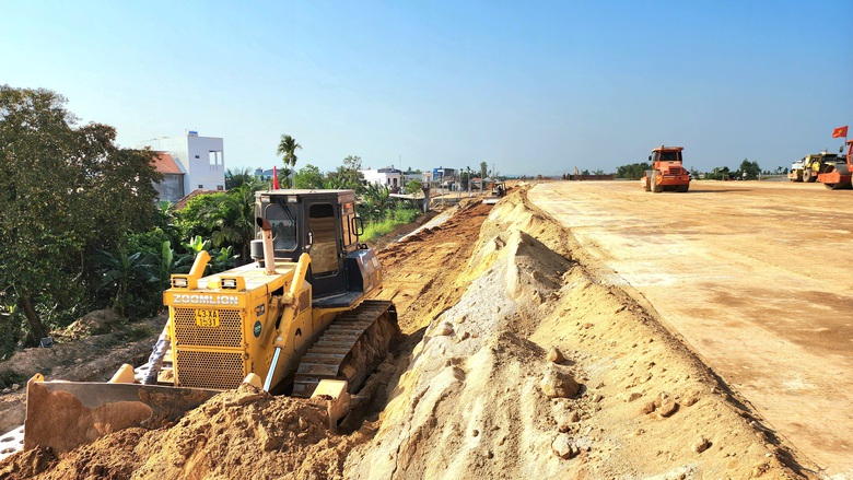 Đất đắp dồi d&agrave;o, nh&agrave; thầu tăng tốc thi c&ocirc;ng nền đường cao tốc Quảng Ng&atilde;i - Ho&agrave;i Nhơn- Ảnh 3.