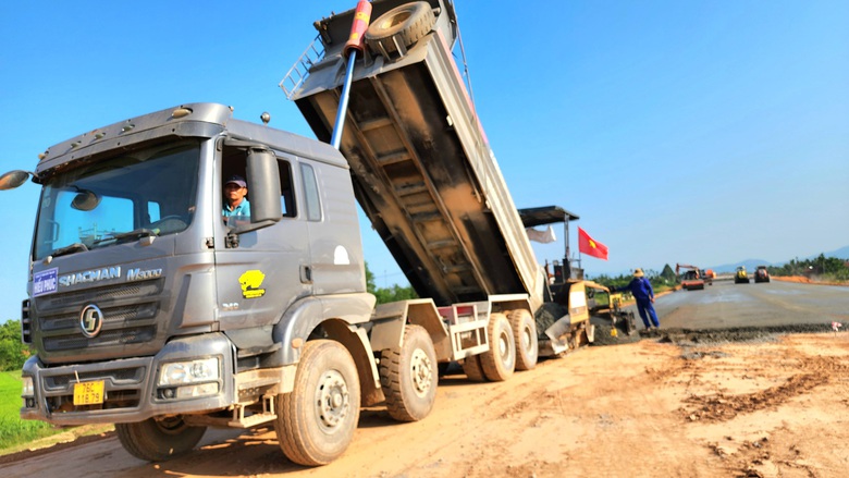 Đất đắp dồi d&agrave;o, nh&agrave; thầu tăng tốc thi c&ocirc;ng nền đường cao tốc Quảng Ng&atilde;i - Ho&agrave;i Nhơn- Ảnh 9.