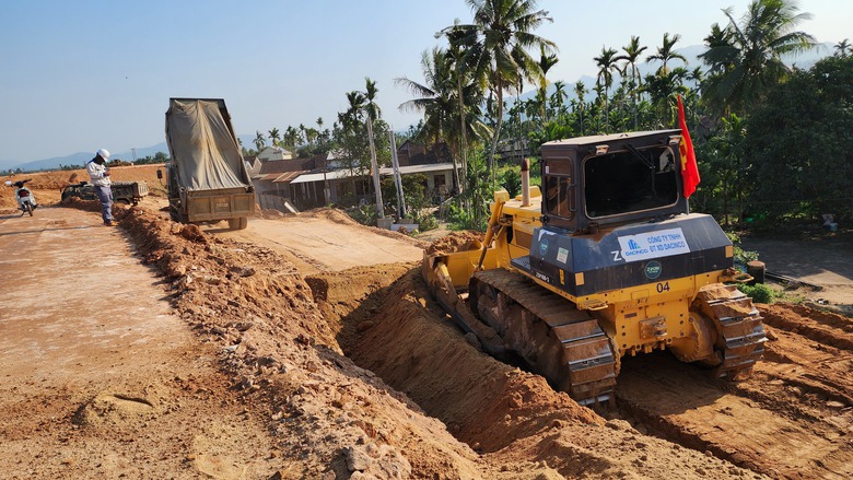 Đất đắp dồi d&agrave;o, nh&agrave; thầu tăng tốc thi c&ocirc;ng nền đường cao tốc Quảng Ng&atilde;i - Ho&agrave;i Nhơn- Ảnh 7.