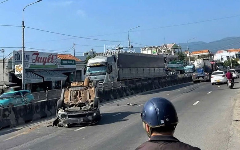 Hiện trường vụ tai nạn tr&ecirc;n quốc lộ 1, qua huyện Vạn Ninh.