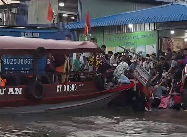 Điểm dừng ch&acirc;n c&oacute; du kh&aacute;ch rơi xuống s&ocirc;ng ở chợ nổi C&aacute;i Răng bất chấp lệnh đ&igrave;nh chỉ- Ảnh 2.
