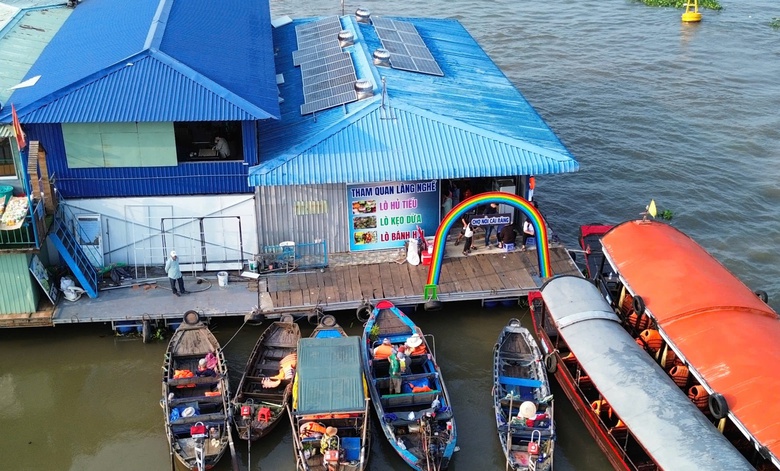 Điểm dừng ch&acirc;n c&oacute; du kh&aacute;ch rơi xuống s&ocirc;ng ở chợ nổi C&aacute;i Răng bất chấp lệnh đ&igrave;nh chỉ- Ảnh 3.