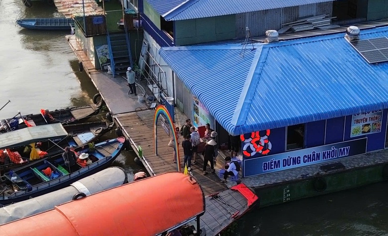 Điểm dừng ch&acirc;n c&oacute; du kh&aacute;ch rơi xuống s&ocirc;ng ở chợ nổi C&aacute;i Răng bất chấp lệnh đ&igrave;nh chỉ- Ảnh 1.