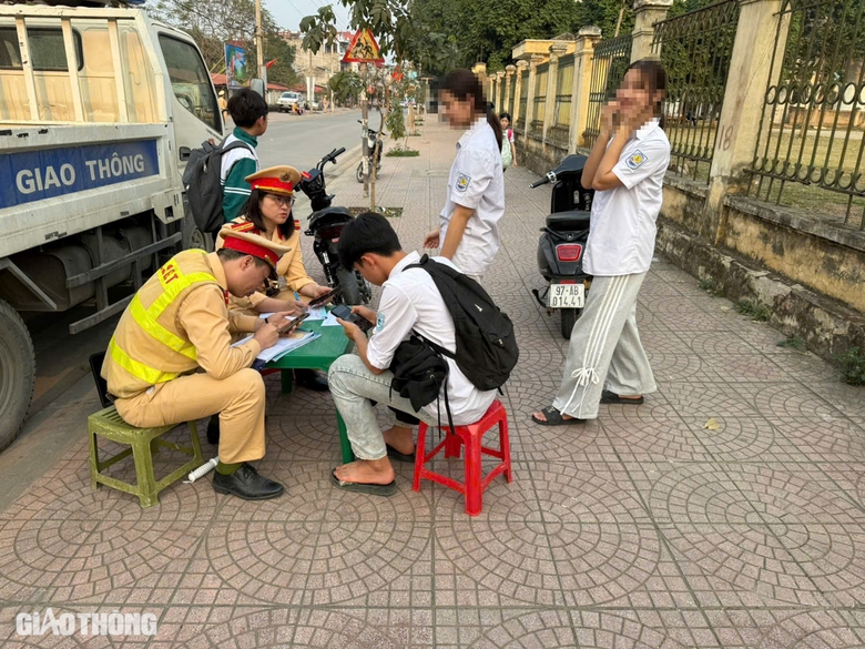 Bắc Kạn: Tăng cường tuy&ecirc;n truyền, xử l&yacute; học sinh vi phạm giao th&ocirc;ng- Ảnh 7.