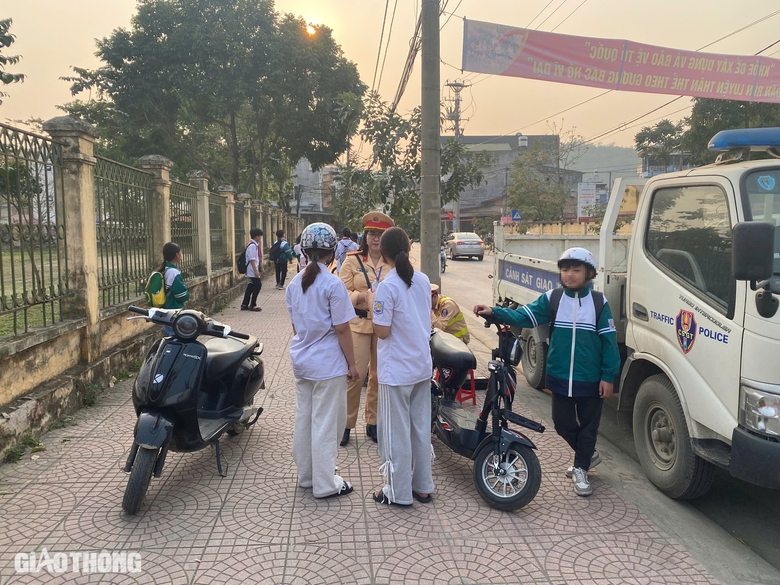 Bắc Kạn: Tăng cường tuy&ecirc;n truyền, xử l&yacute; học sinh vi phạm giao th&ocirc;ng- Ảnh 4.