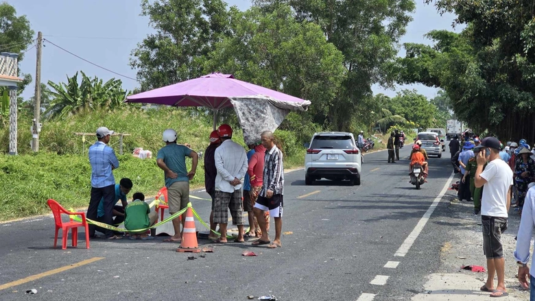 &Ocirc; t&ocirc; va chạm xe m&aacute;y tr&ecirc;n đường Xuy&ecirc;n &Aacute;, một người tử vong tại chỗ- Ảnh 1.