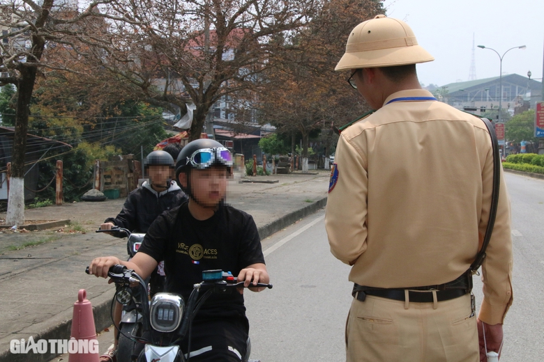 Bắc Kạn: Tăng cường tuy&ecirc;n truyền, xử l&yacute; học sinh vi phạm giao th&ocirc;ng- Ảnh 15.
