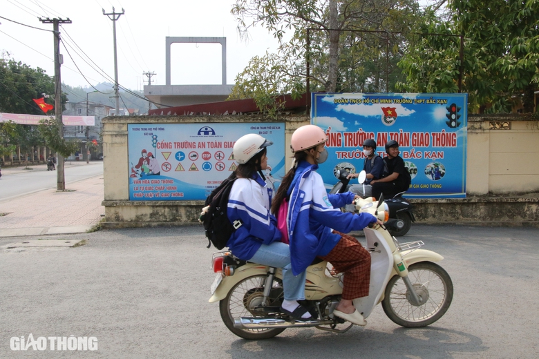 Bắc Kạn: Tăng cường tuy&ecirc;n truyền, xử l&yacute; học sinh vi phạm giao th&ocirc;ng- Ảnh 13.