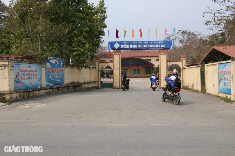 Bắc Kạn: Tăng cường tuy&ecirc;n truyền, xử l&yacute; học sinh vi phạm giao th&ocirc;ng- Ảnh 14.