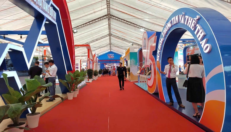 Ngắm dàn vũ khí tài quân sự hiện đại tại triển lãm 50 năm giải phóng Đà Nẵng- Ảnh 1. Ngắm dàn vũ khí tài quân sự hiện đại tại triển lãm 50 năm giải phóng Đà Nẵng- Ảnh 1.