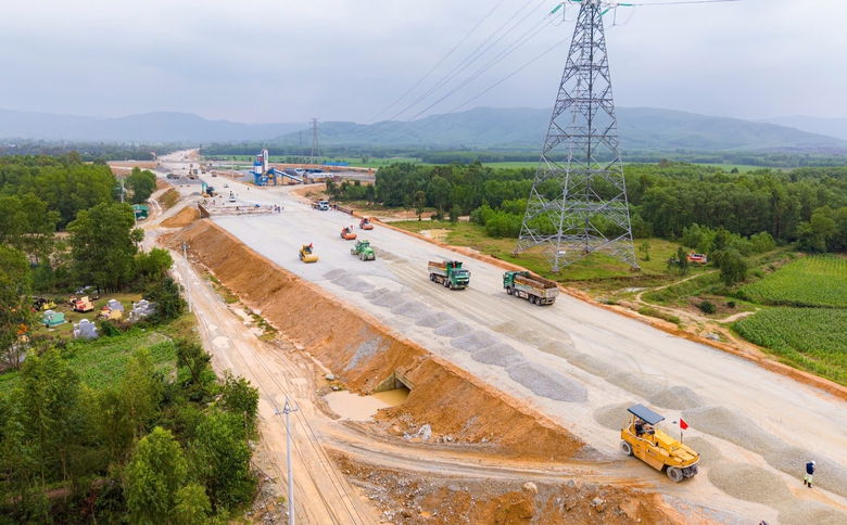Đất đắp dồi d&agrave;o, nh&agrave; thầu tăng tốc thi c&ocirc;ng nền đường cao tốc Quảng Ng&atilde;i - Ho&agrave;i Nhơn- Ảnh 13.