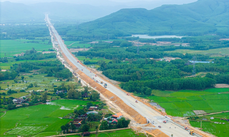 Đất đắp dồi d&agrave;o, nh&agrave; thầu tăng tốc thi c&ocirc;ng nền đường cao tốc Quảng Ng&atilde;i - Ho&agrave;i Nhơn- Ảnh 14.