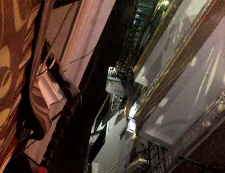 Cháy nhà 5 tầng trong đêm, nhiều người leo qua nhà hàng xóm thoát nạn- Ảnh 2. Cháy nhà 5 tầng trong đêm, nhiều người leo qua nhà hàng xóm thoát nạn- Ảnh 2.