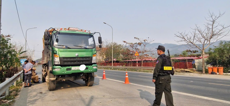 Sau li&ecirc;n tiếp tai nạn chết người, CSGT Lạng Sơn xử l&yacute; h&agrave;ng loạt xe qu&aacute; tải- Ảnh 1.