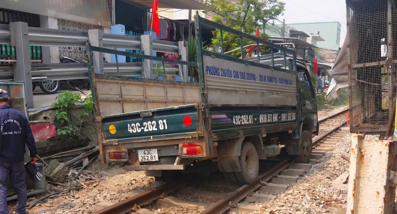 Hai chuyến t&agrave;u phải dừng v&igrave; xe tải chết m&aacute;y chắn ngang đường sắt qua Đ&agrave; Nẵng- Ảnh 1.
