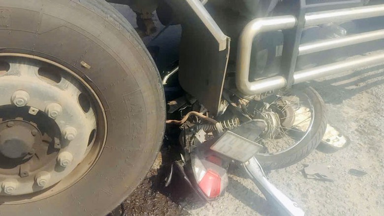 Xe m&aacute;y bị kẹt cứng dưới gầm xe tải sau va chạm.
