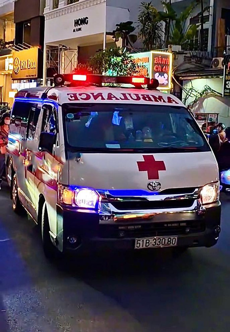 Phim "&Acirc;m dương lộ" bị k&ecirc;u gọi tẩy chay sau vụ d&ugrave;ng xe cứu thương chở diễn vi&ecirc;n- Ảnh 1.