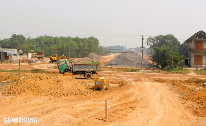 Dự &aacute;n Cảng h&agrave;ng kh&ocirc;ng Quảng Trị: Gỡ vướng mặt bằng, di dời đường điện, trạm BTS- Ảnh 2.