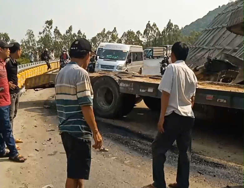 Xe đầu k&eacute;o chở m&aacute;y đ&agrave;o lật ngang đ&egrave;o An Kh&ecirc;, giao th&ocirc;ng bị tắc h&agrave;ng giờ- Ảnh 2.