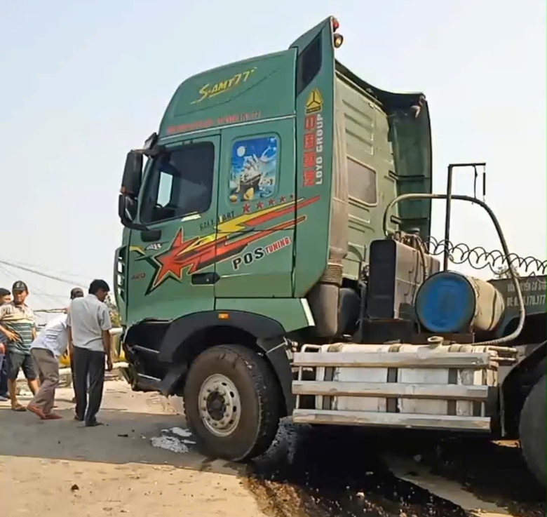 Xe đầu k&eacute;o chở m&aacute;y đ&agrave;o lật ngang đ&egrave;o An Kh&ecirc;, giao th&ocirc;ng bị tắc h&agrave;ng giờ- Ảnh 1.