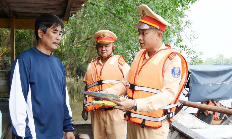 Đảm bảo an toàn đường thuỷ trên tuyến kênh nhộn nhịp nhất miền Tây- Ảnh 1. Đảm bảo an toàn đường thuỷ trên tuyến kênh nhộn nhịp nhất miền Tây- Ảnh 1.