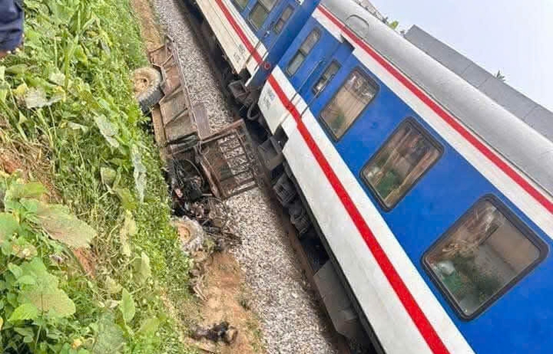 C&ocirc;ng n&ocirc;ng tự chế va t&agrave;u hỏa, một người tử vong- Ảnh 1.