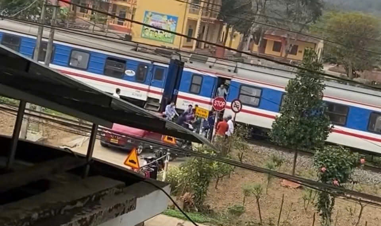 C&ocirc;ng n&ocirc;ng tự chế va t&agrave;u hỏa, một người tử vong- Ảnh 2.