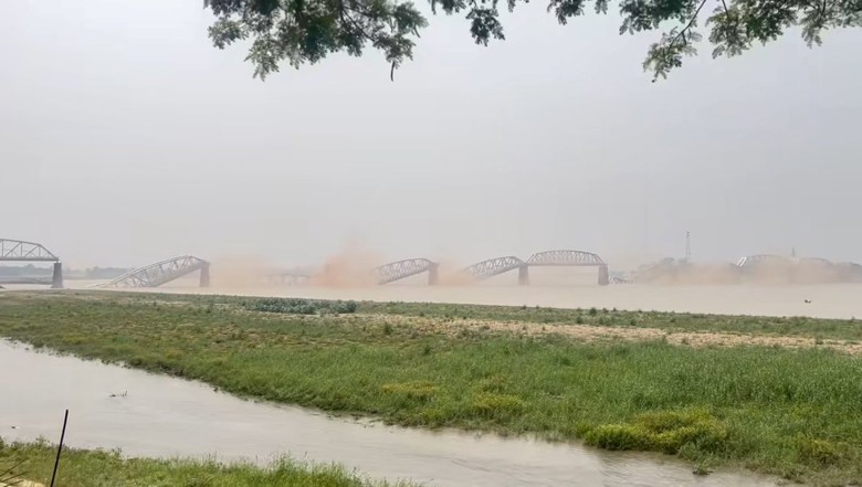 Cận cảnh cao ốc, cầu rung lắc, đổ sập trong nh&aacute;y mắt v&igrave; động đất ở Myanmar, Th&aacute;i Lan- Ảnh 3.