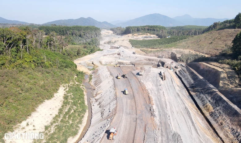 Cao tốc Kh&aacute;nh H&ograve;a - Bu&ocirc;n Ma Thuột "chạy nước r&uacute;t" thi c&ocirc;ng đ&agrave;o, đắp nền đường- Ảnh 1.