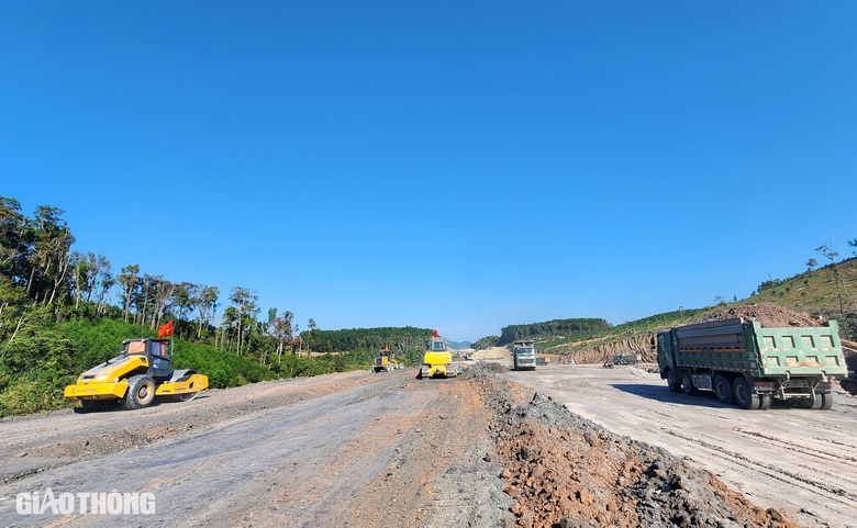 Cao tốc Kh&aacute;nh H&ograve;a - Bu&ocirc;n Ma Thuột "chạy nước r&uacute;t" thi c&ocirc;ng đ&agrave;o, đắp nền đường- Ảnh 2.