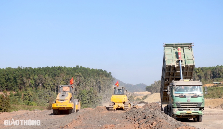 Cao tốc Kh&aacute;nh H&ograve;a - Bu&ocirc;n Ma Thuột "chạy nước r&uacute;t" thi c&ocirc;ng đ&agrave;o, đắp nền đường- Ảnh 3.