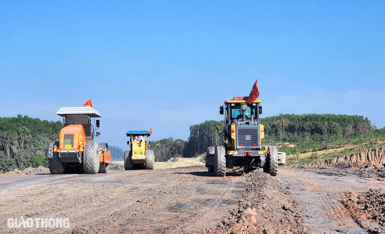 Cao tốc Kh&aacute;nh H&ograve;a - Bu&ocirc;n Ma Thuột "chạy nước r&uacute;t" thi c&ocirc;ng đ&agrave;o, đắp nền đường- Ảnh 11.