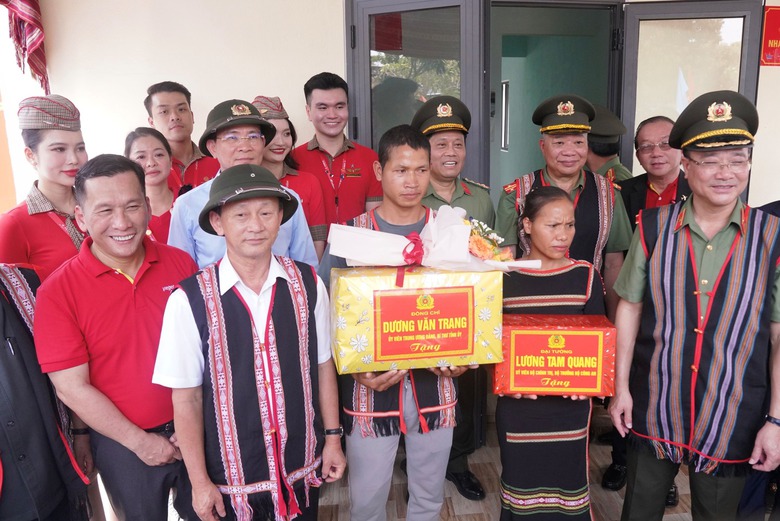 Vietjet chung tay xo&aacute; nh&agrave; tạm, nh&agrave; dột n&aacute;t tại T&acirc;y Nguy&ecirc;n- Ảnh 2.