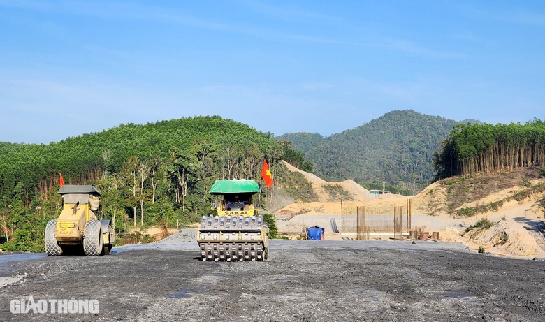 Cao tốc Kh&aacute;nh H&ograve;a - Bu&ocirc;n Ma Thuột "chạy nước r&uacute;t" thi c&ocirc;ng đ&agrave;o, đắp nền đường- Ảnh 9.