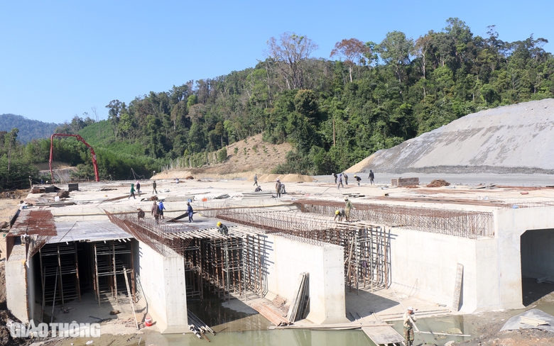 Cao tốc Kh&aacute;nh H&ograve;a - Bu&ocirc;n Ma Thuột "chạy nước r&uacute;t" thi c&ocirc;ng đ&agrave;o, đắp nền đường- Ảnh 10.