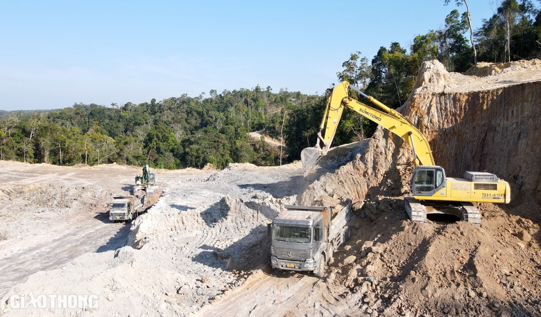Cao tốc Kh&aacute;nh H&ograve;a - Bu&ocirc;n Ma Thuột "chạy nước r&uacute;t" thi c&ocirc;ng đ&agrave;o, đắp nền đường- Ảnh 12.