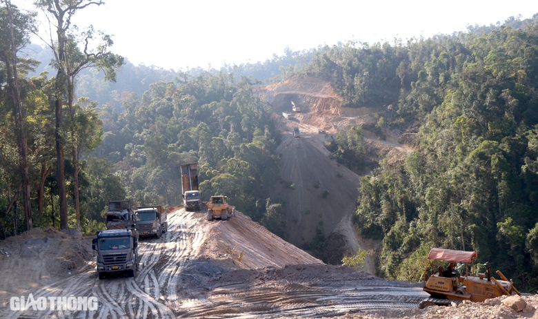 Cao tốc Kh&aacute;nh H&ograve;a - Bu&ocirc;n Ma Thuột "chạy nước r&uacute;t" thi c&ocirc;ng đ&agrave;o, đắp nền đường- Ảnh 13.